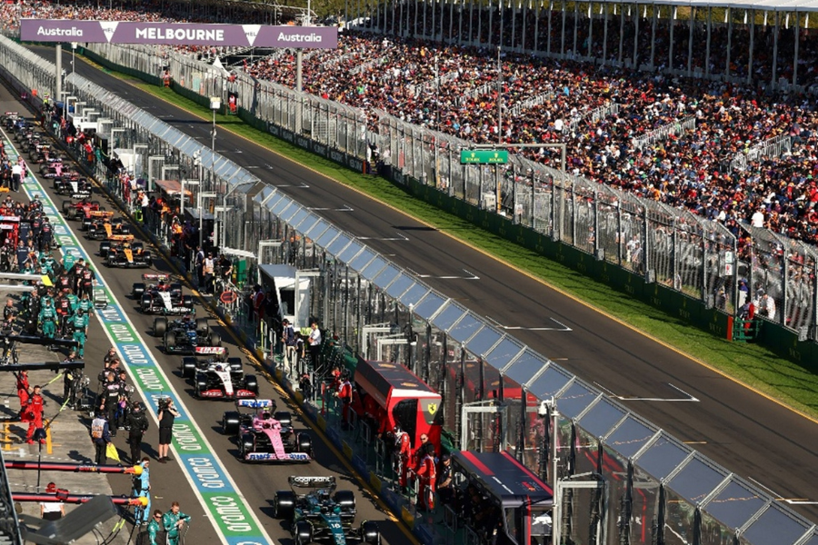 Photo of crowds at the starting line.