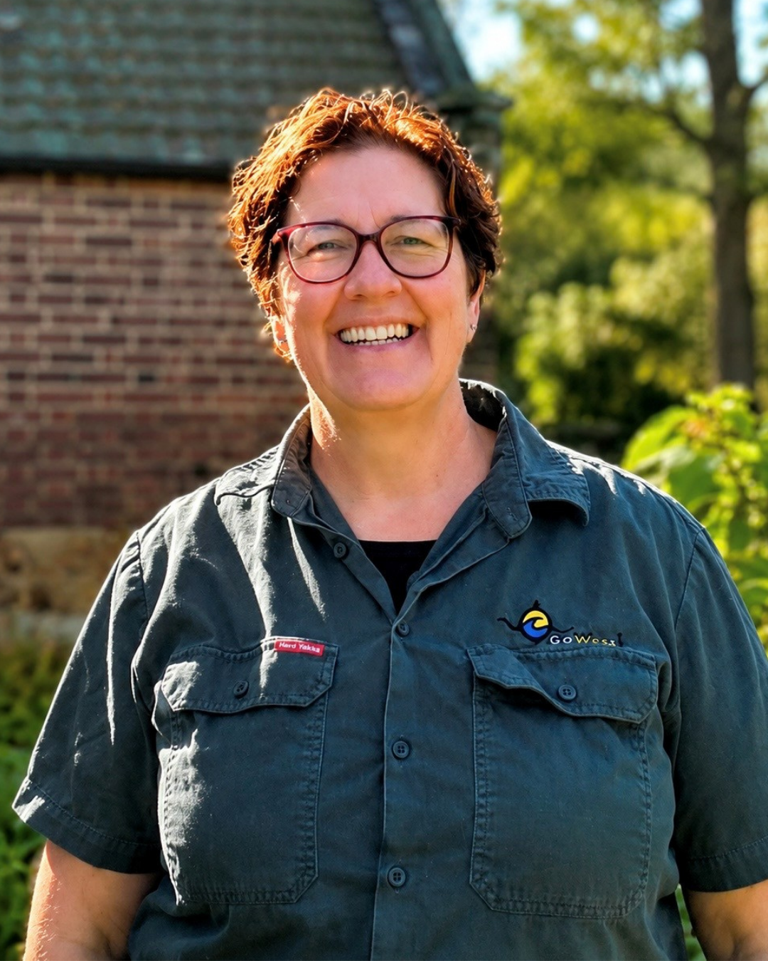 Winner of Victoria's Top Tour Guide - Jools de Loryn from Go West Tours Portrait of Jools de Loryn with Go West Tours standing outside in the sun in their uniform.